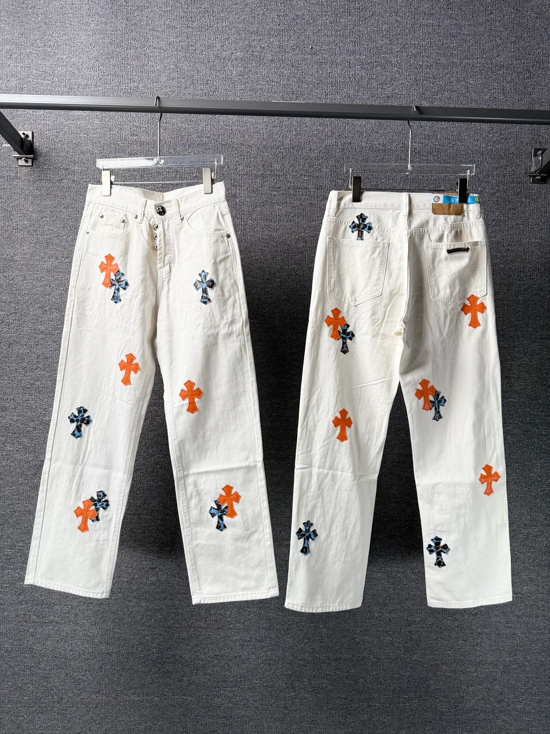 P260 💰 (Top version) Chrome Hearts/Chrome Hearts Classic white and orange cow series colored leather cross washed color fabric unisex denim trousers Vibe style straight stacked god-level version Carbon fine bias denim color cloth Old vintage full set of hardware - Chrome Hearts white cow series The high version uses high-ounce custom fabrics, fermentation washing and soft color fixation, soft and thick to wear. The details are all made by hand-polished craftsmanship. All-over printed jacquard fabric Unique design style. Through multiple processes to create a full retro feel. Unique niche non-contrast shirt. Customized distressed spray-painted buttons. Craftsmanship in every detail. Color: white and orange. Size: 28-30-32-34 (corresponding to S-M-L-XL)